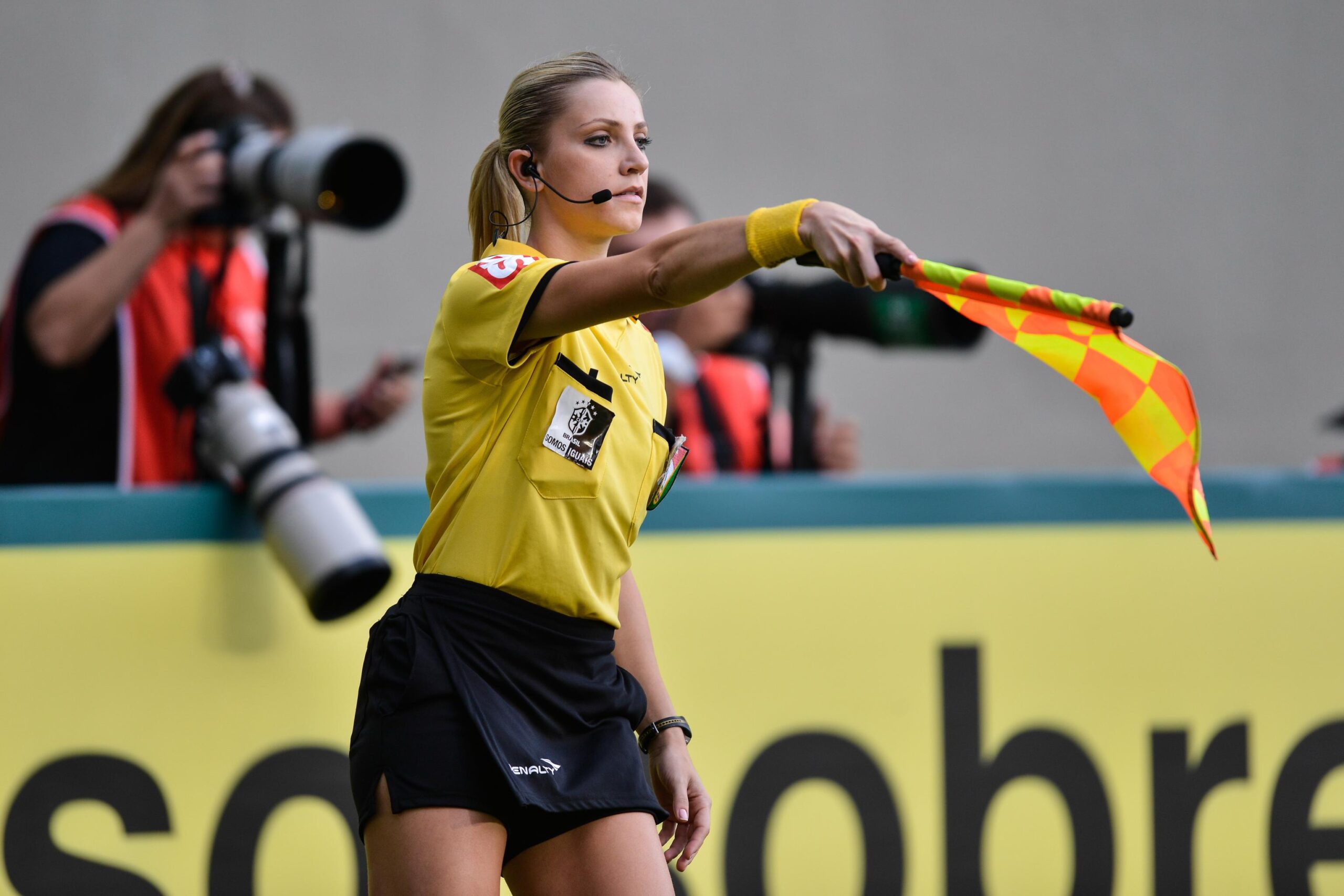 Fernanda Colombo Uliana l'une des meilleurs arbitres féminines les plus sexy du monde du football – photo via Fernanda Colombo —photo via Wikipédia